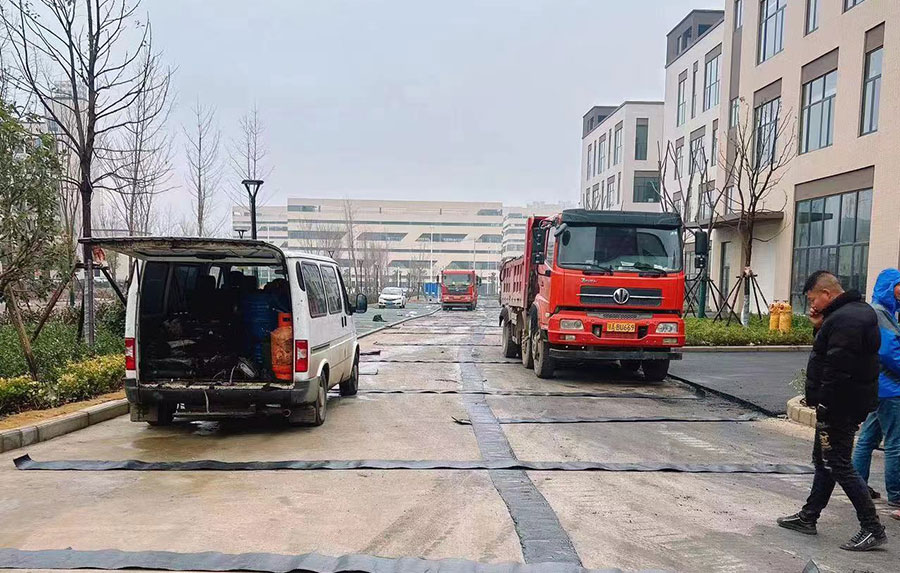 東湖高新國(guó)際健康城瀝青道路施工案例